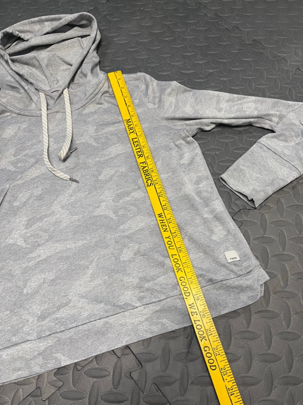 Vuori Halo Women’s S Light Gray Hooded Pullover camo - Picture 6 of 11